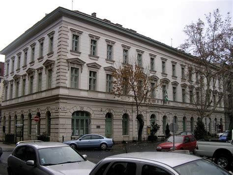 Polgármesteri hivatal épülete és logója