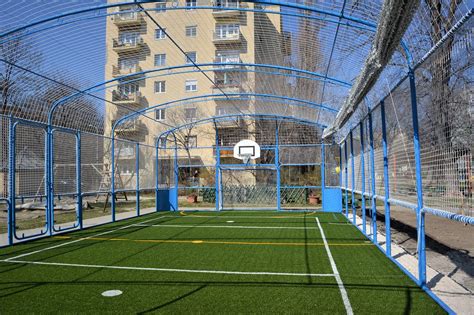 Modern sportpálya a gimnázium udvarán