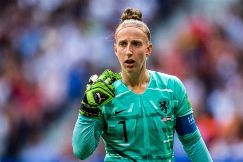 Sari van Veenendaal, a holland kapus bravúros védései