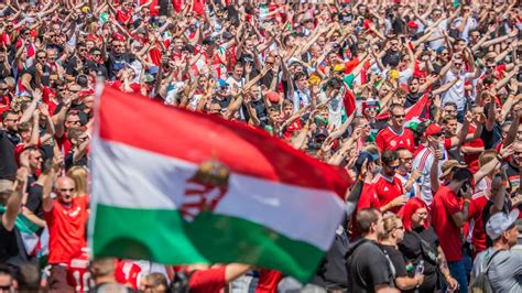 Szurkolói tömeg a stadionban