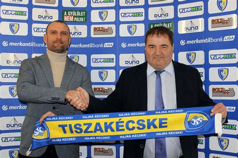 Kis Károly futballmeccsen játékosokat figyel