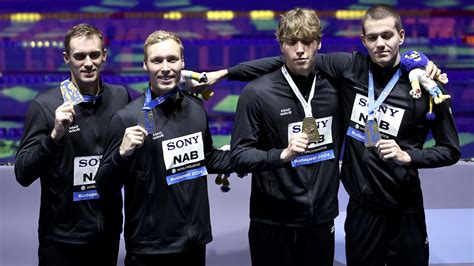 Orosz úszók a medencében