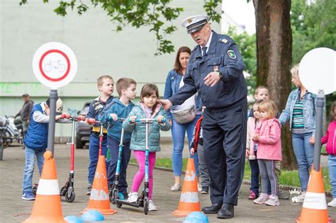 Óvodások tanulják a közlekedési szabályokat játékos formában, rendőr segítségével