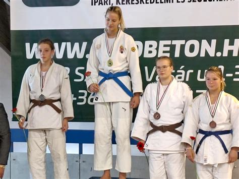 Judo versenyzők edzése a csarnokban