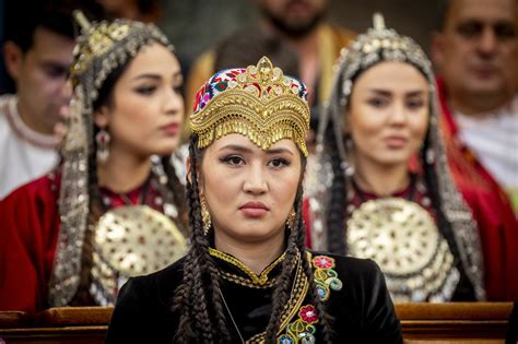 Középen a kecskehelyettesítő bábu a Kurultáj köbörejátékán