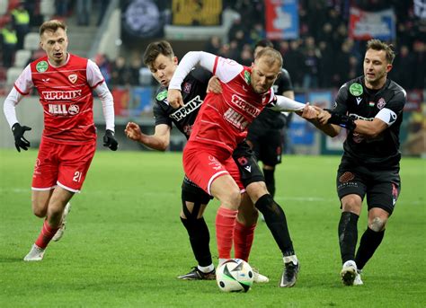 A Diósgyőri VTK és a Haladás-Viktoria FC csapatok játékosai egy mérkőzésen