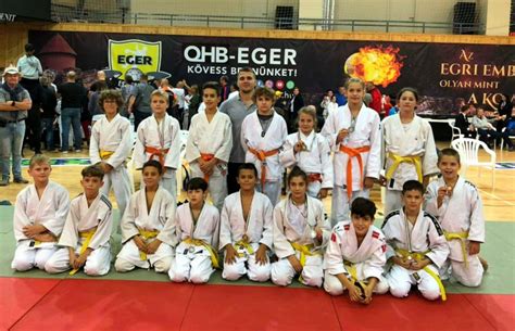 Judo mérkőzés: serdülő versenyzők akcióban