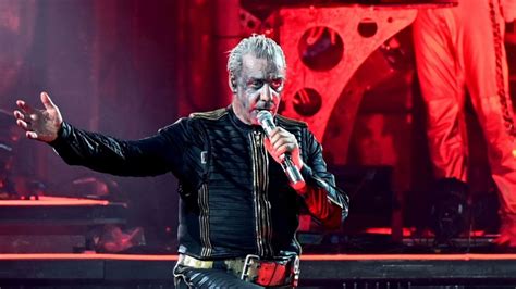 Rammstein zenészek a B-színpadra tartva
