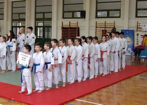 Karate versenyen résztvevő fiatal sportolók a tatamin