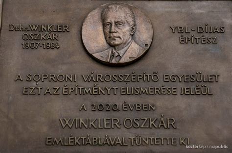 Emléktábla futballpályán