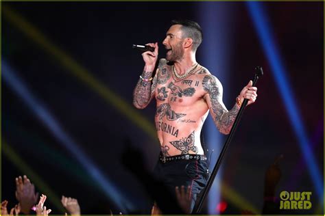 Adam Levine a Super Bowl félidei show-ján