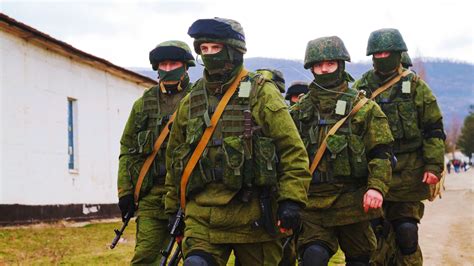 Ukrán katonai egyenruhás katonák egy kiképzőtáborban