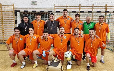 regionális teremlabdarúgó torna résztvevői a sportcsarnokban