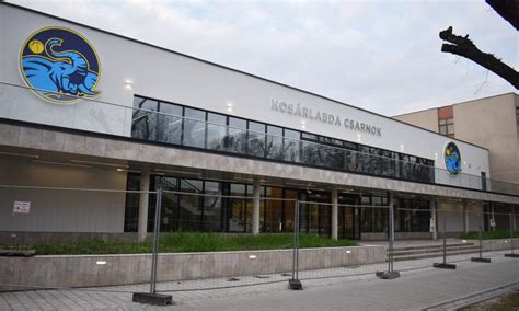A modern Darázsfészek Kosárlabdacsarnok külső nézete Kőbányán