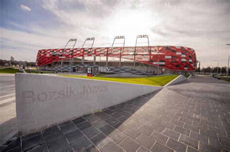A Bozsik Aréna egyedi ívelt homlokzata
