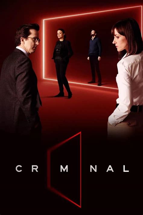 A Criminal: United Kingdom logója egy kihallgatóterem háttérrel