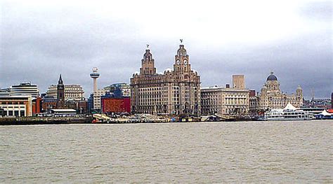 Liverpool látképe az Albert Dockkal és a két katedrálissal