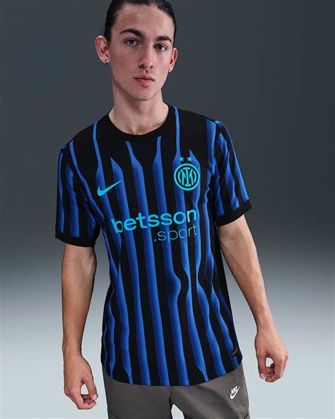 Inter Milan szurkolók ünneplés közben sálakkal