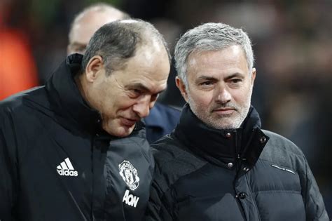 José Mourinho és a Manchester United csapata a trófeával