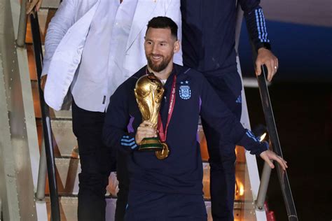 Lionel Messi a világbajnoki trófeával a döntő után