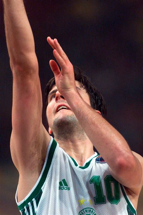 A világbajnok szerb-montenegrói csapat ünnepel a 2002-es indianapolisi vb-döntő megnyerése után