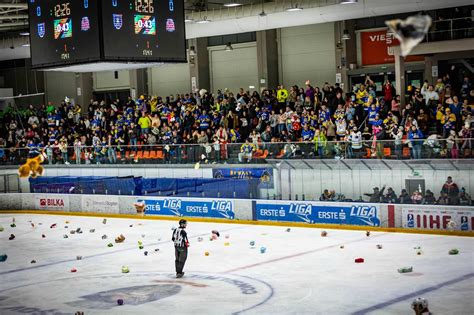 A Gyergyói Hoki Klub játékosai ünnepelnek győzelem után