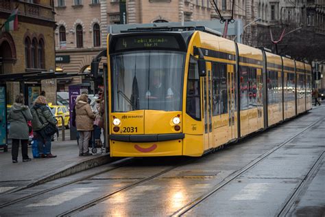 Illusztráció a budapesti 4-es 6-os villamosról utasokkal