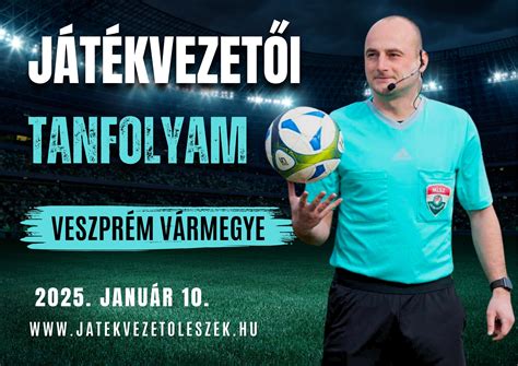 Labdarúgó játékvezető fókuszáltan figyeli a játékot