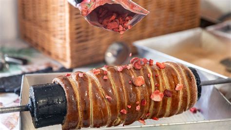 Készülő kürtőskalács faszénparázson