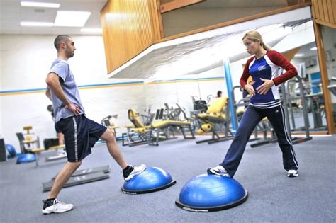 BOSU labdán végzett rehabilitációs gyakorlat