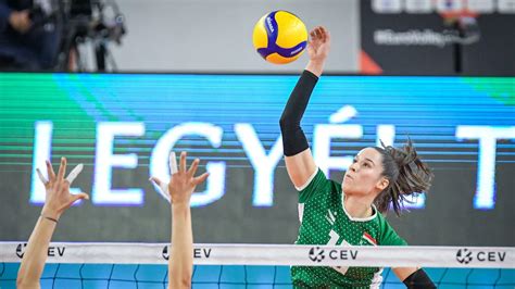 Női röplabdázó akcióban