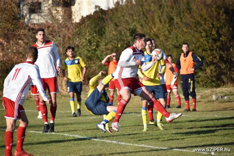 Eger SE és FC Hatvan közötti labdarúgó mérkőzés pillanata