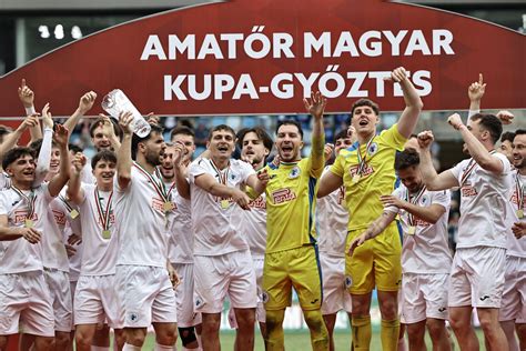 A Gödöllő SK játékosai az Amatőr Kupa győzelmét ünneplik