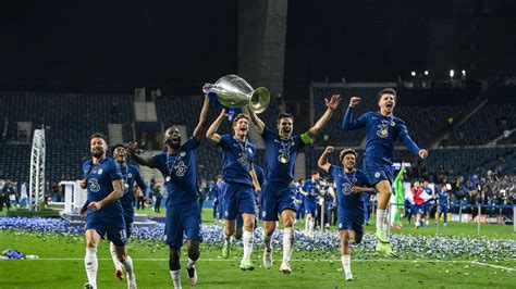 A Chelsea játékosai ünneplik a Bajnokok Ligája győzelmet a 2012-es döntő után