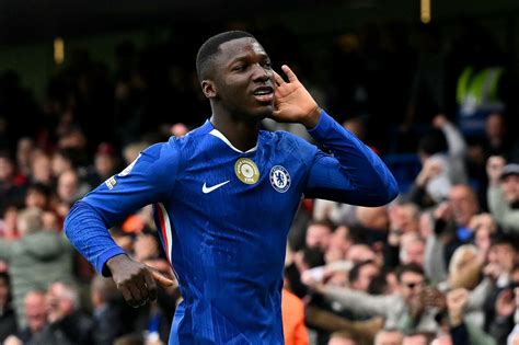 Moisés Caicedo a Chelsea középpályáján