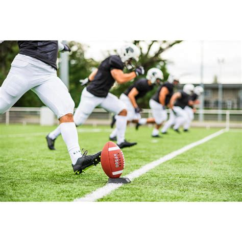 Játékvezető ellenőrzi az amerikai futball labda nyomását