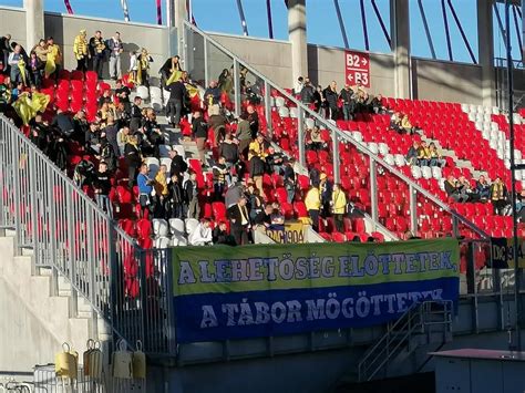 Örömteli futballszurkolók ünneplése a stadionban