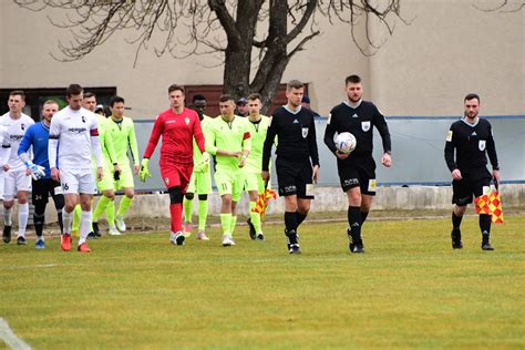Különböző típusú futballszurkolók csoportja egy meccsen