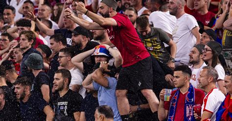 Szurkolók tiltakozása a modern futball üzletiesedése ellen