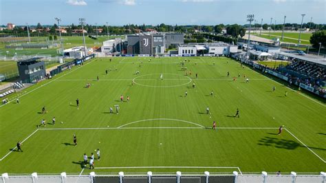 A Juventus Vinovo edzőközpontjának bejárata és emlékműve