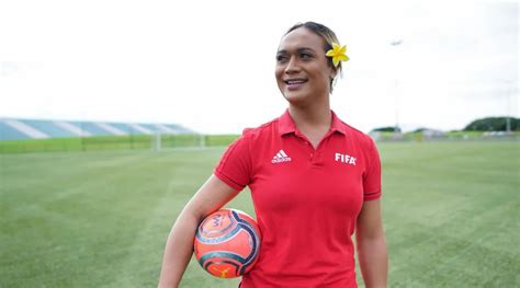 Jaiyah Saelua portréja futballmezben