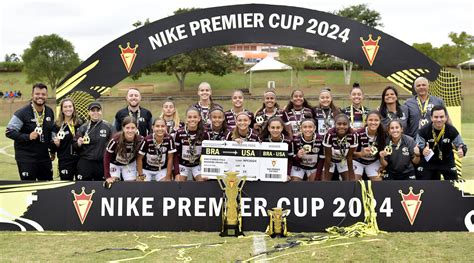 A Nike Premier Cup logója és a torna egyik korábbi győztes csapata