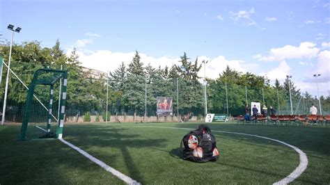 Iskolai focipálya egy hongkongi felhőkarcoló tetején