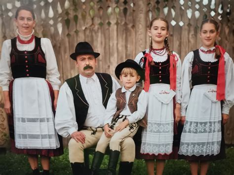 Hagyományos erdélyi népviselet és hangszerek