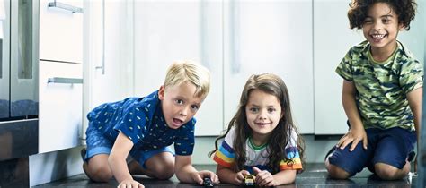 Gyerekek versenyeznek labdavezetéssel