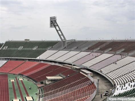 A stadion lelátója és a játéktér látképe