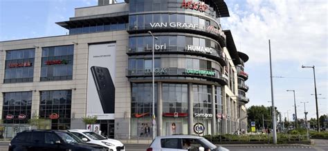 Az ÁRKÁD bevásárlóközpont modern belső terei és lounge zónái