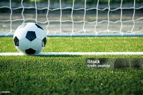 futballpálya és labda művészi ábrázolása