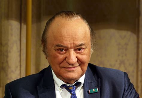 Korda György színpadi fellépés közben