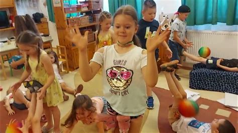 Gyermekek mozgásos játék közben, ahol a számolást is gyakorolják